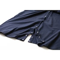 裾スナップボタンでロンパース風にも。裾を踏んでしまってもはずれやすい安心仕様
