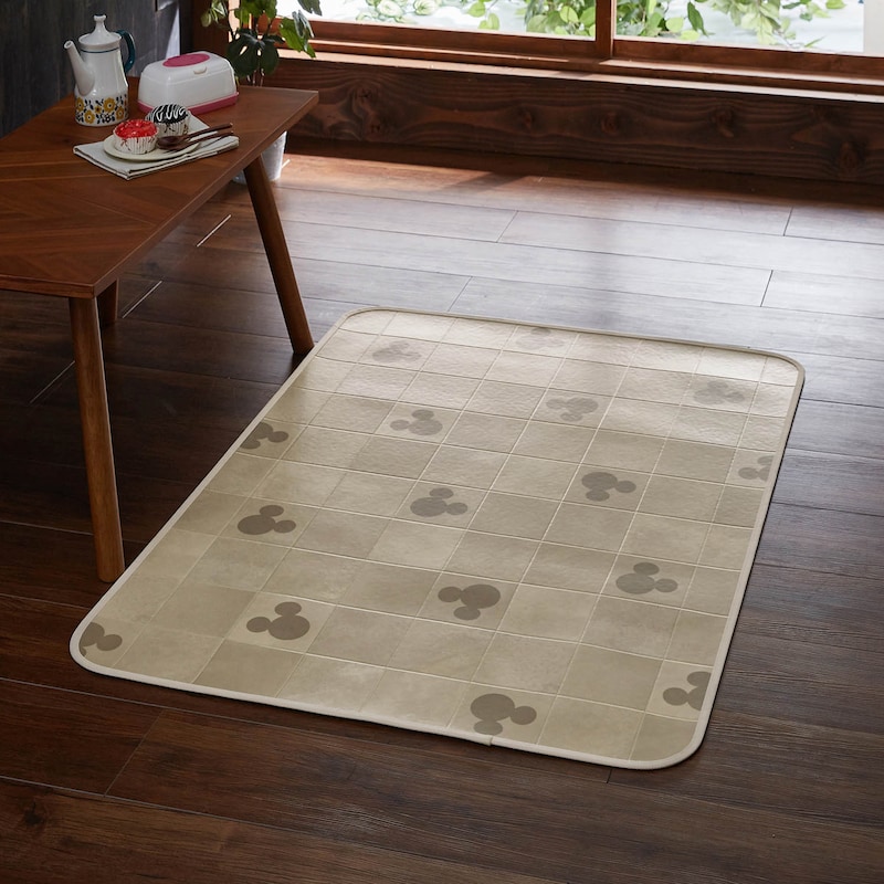 約90×120cm　お子様が座る場所にだけ敷けるコンパクト設計