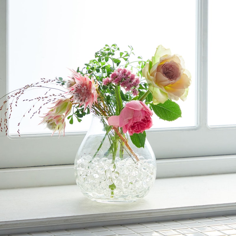 上部が空いている瓶ならお好みのものに入れて飾っても。造花を差してインテリアにするのもおすすめ