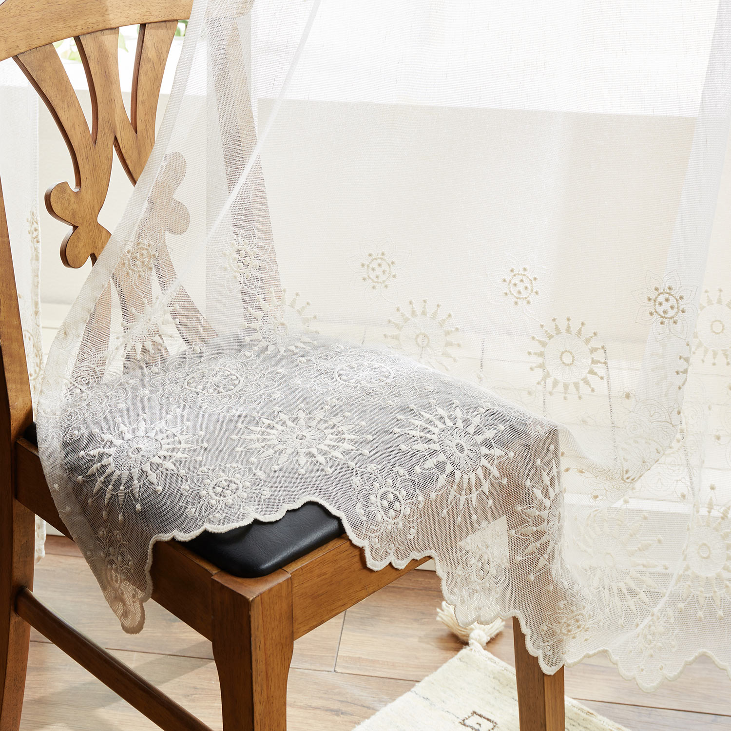 【ベルメゾン】【99サイズ】 太陽と花をイメージしたトルコ刺繍のレースカーテン 【ベルメゾン】【99サイズ】 太陽と花をイメージしたトルコ刺繍のレースカーテン