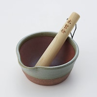 萬古焼のすり鉢に、木曽ひのきのすりこ木をセット