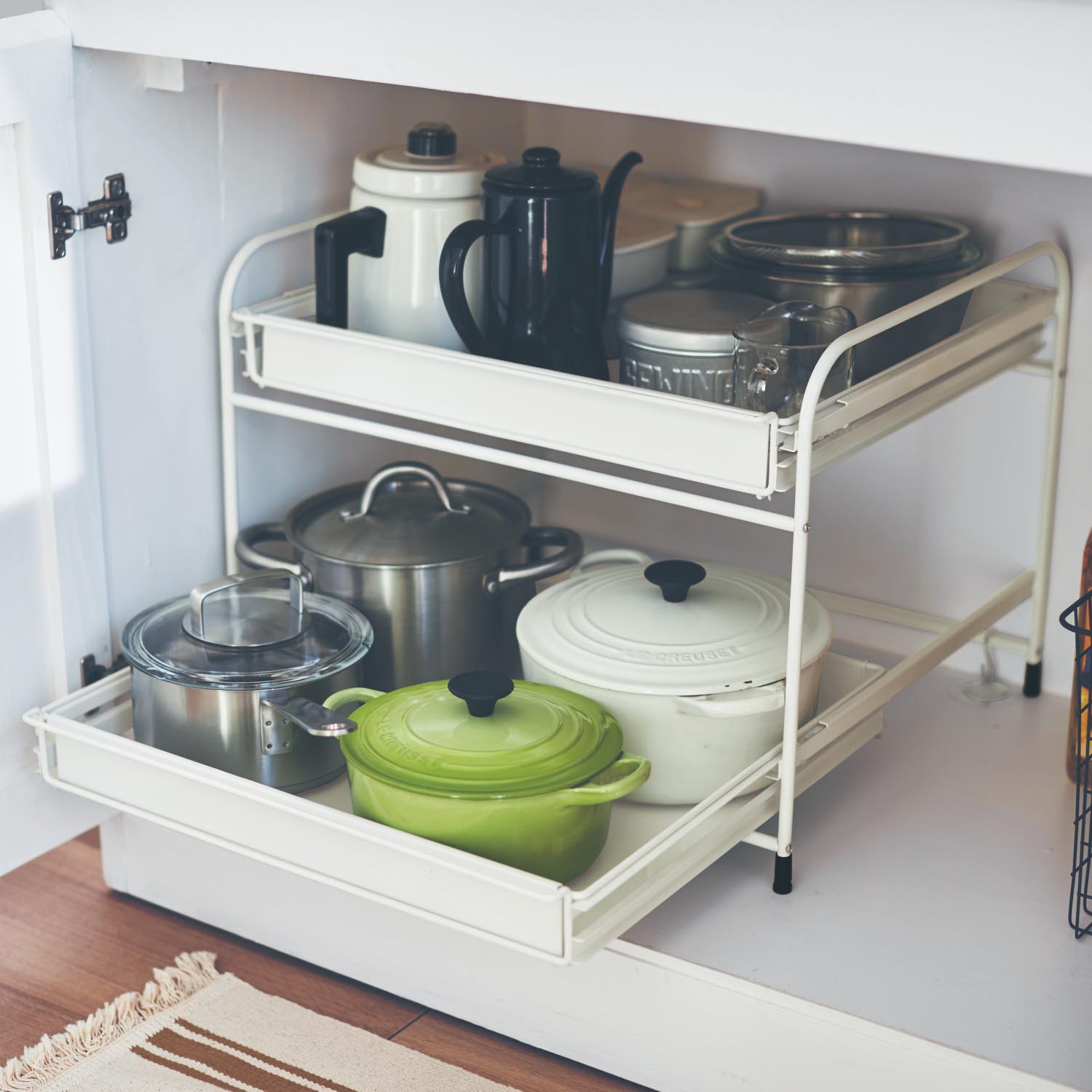 鋳物鍋も置ける観音扉に便利なコンロ下スライドラック 鋳物鍋も置ける観音扉に便利なコンロ下スライドラック