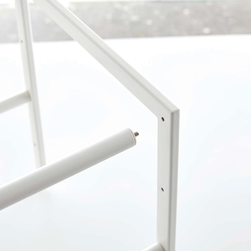 組み立ては工具不要でねじ込むだけ