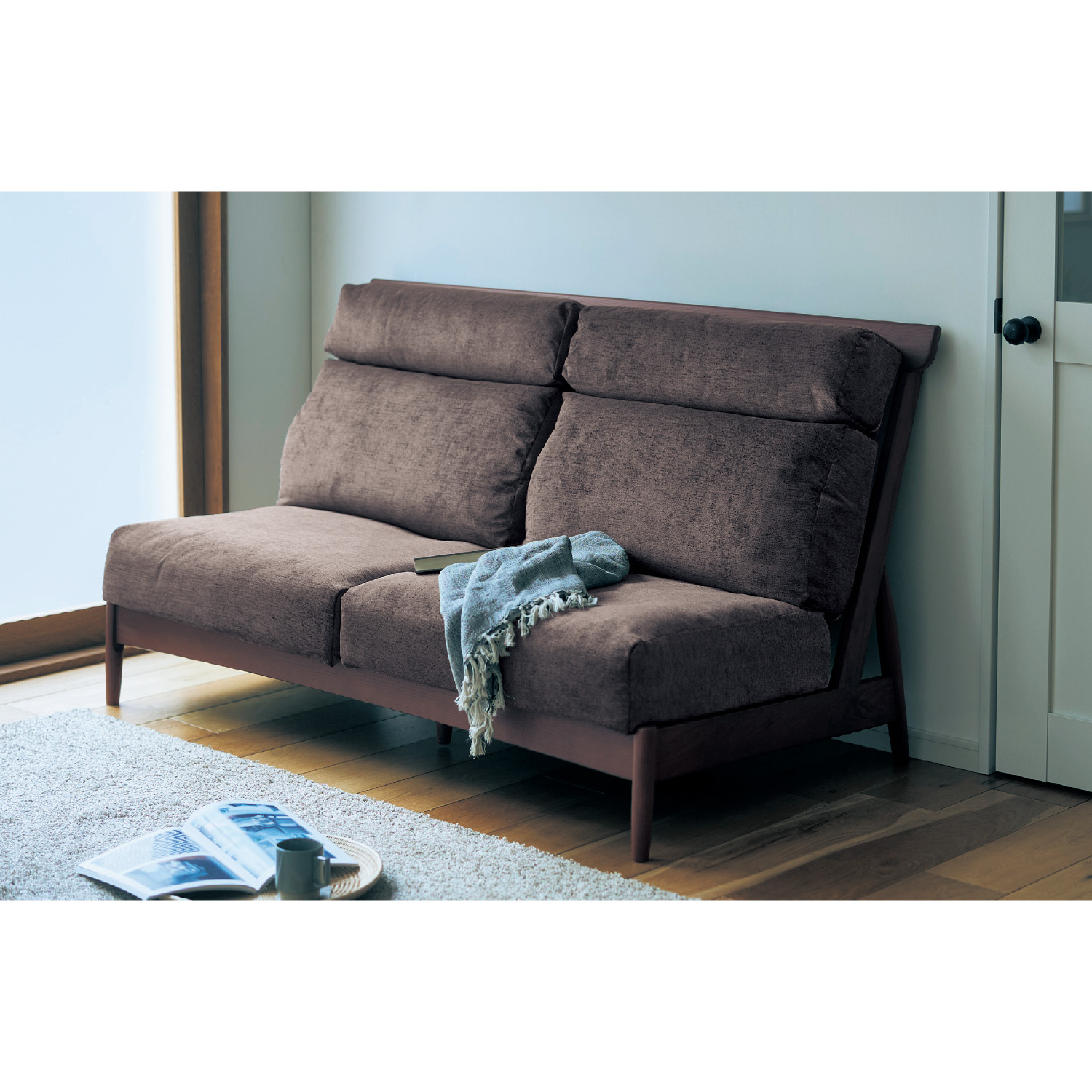 【ベルメゾン】すっきりとした木フレームのハイバックソファー