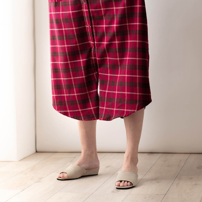裾のスナップボタンで、パンツ仕様にもなります