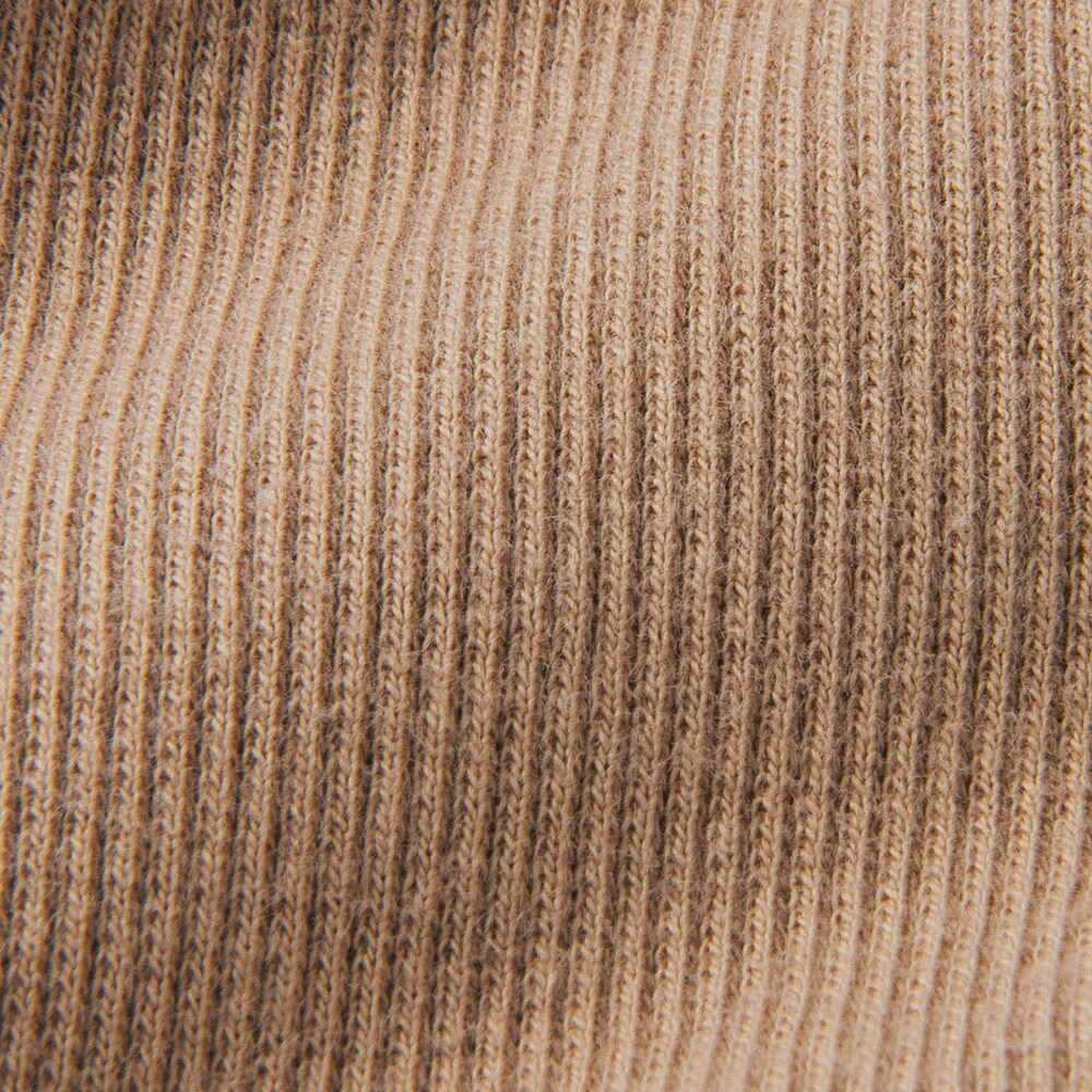 Tシャツやスウェットによく使用されるリブ素材。伸縮性のある素材で動きやすい