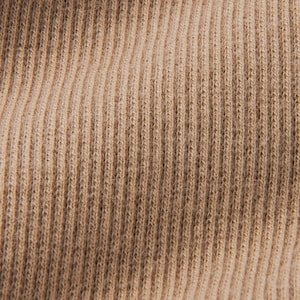 Tシャツやスウェットによく使用されるリブ素材。伸縮性のある素材で動きやすい