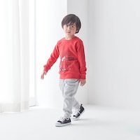 レッド系（はたらくのりもの）／モデル身長107cm・110サイズ着用