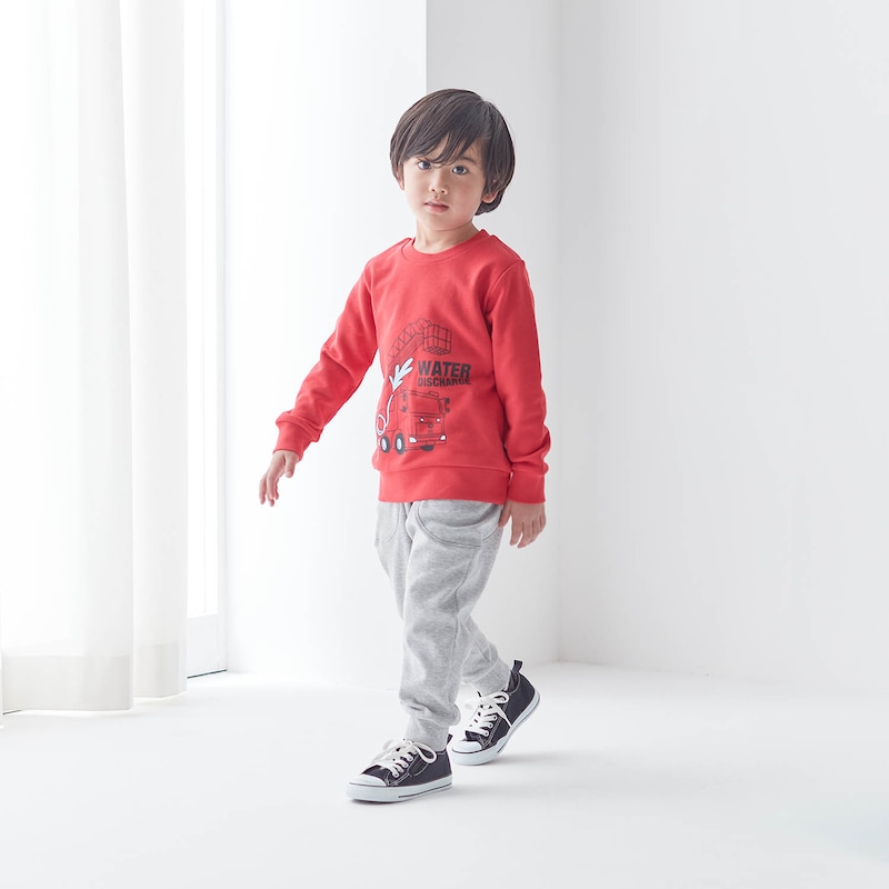 レッド系（はたらくのりもの）／モデル身長107cm・110サイズ着用