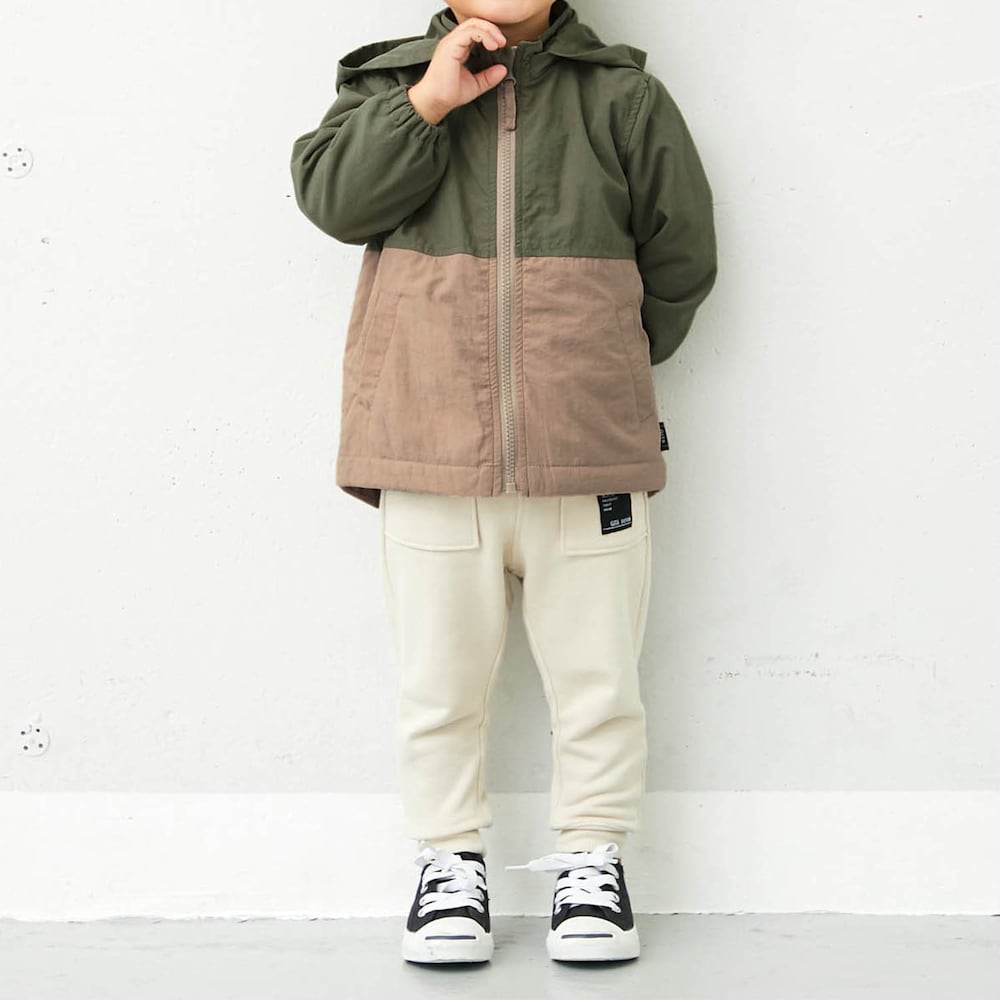 カーキ×ベージュ／モデル身長：92cm、着用サイズ：90