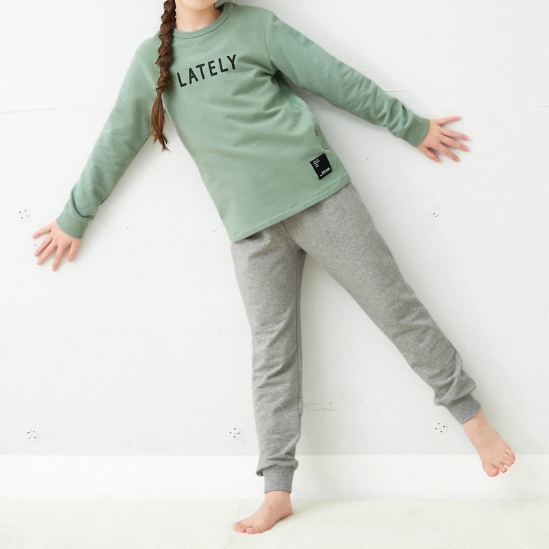 スモークグリーン×杢グレー／モデル身長133cm・130サイズ着用