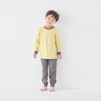 クリームイエロー×チャコール／モデル身長107cm・110サイズ