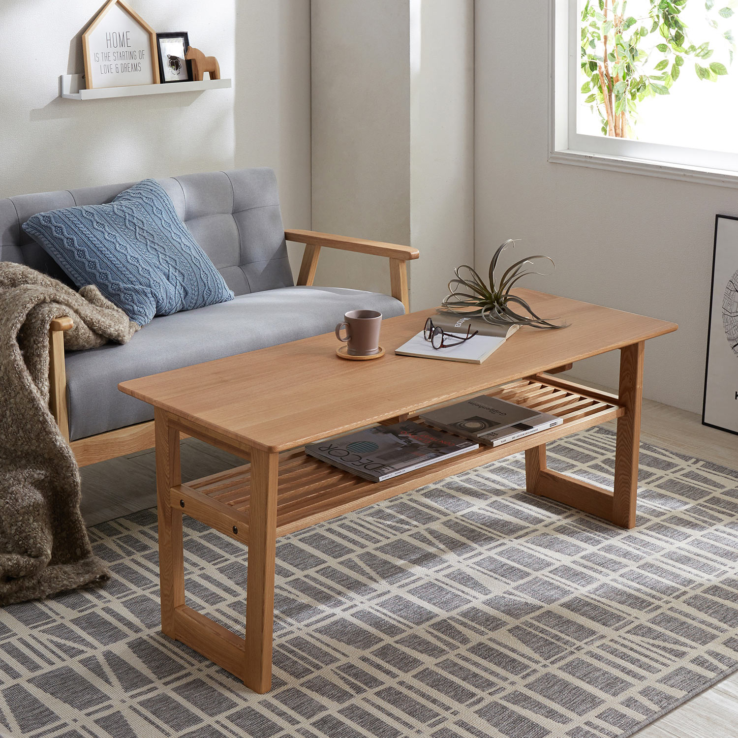 ＜ベルメゾン＞ソファーに合わせやすいタモ材の棚付きハイタイプリビングテーブル