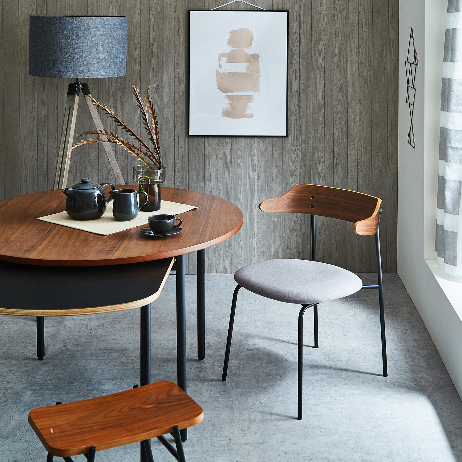 【ノーウェアライクホーム/NOWHERE LIKE HOME】ウォルナット材のスタイリッシュなダイニングチェア