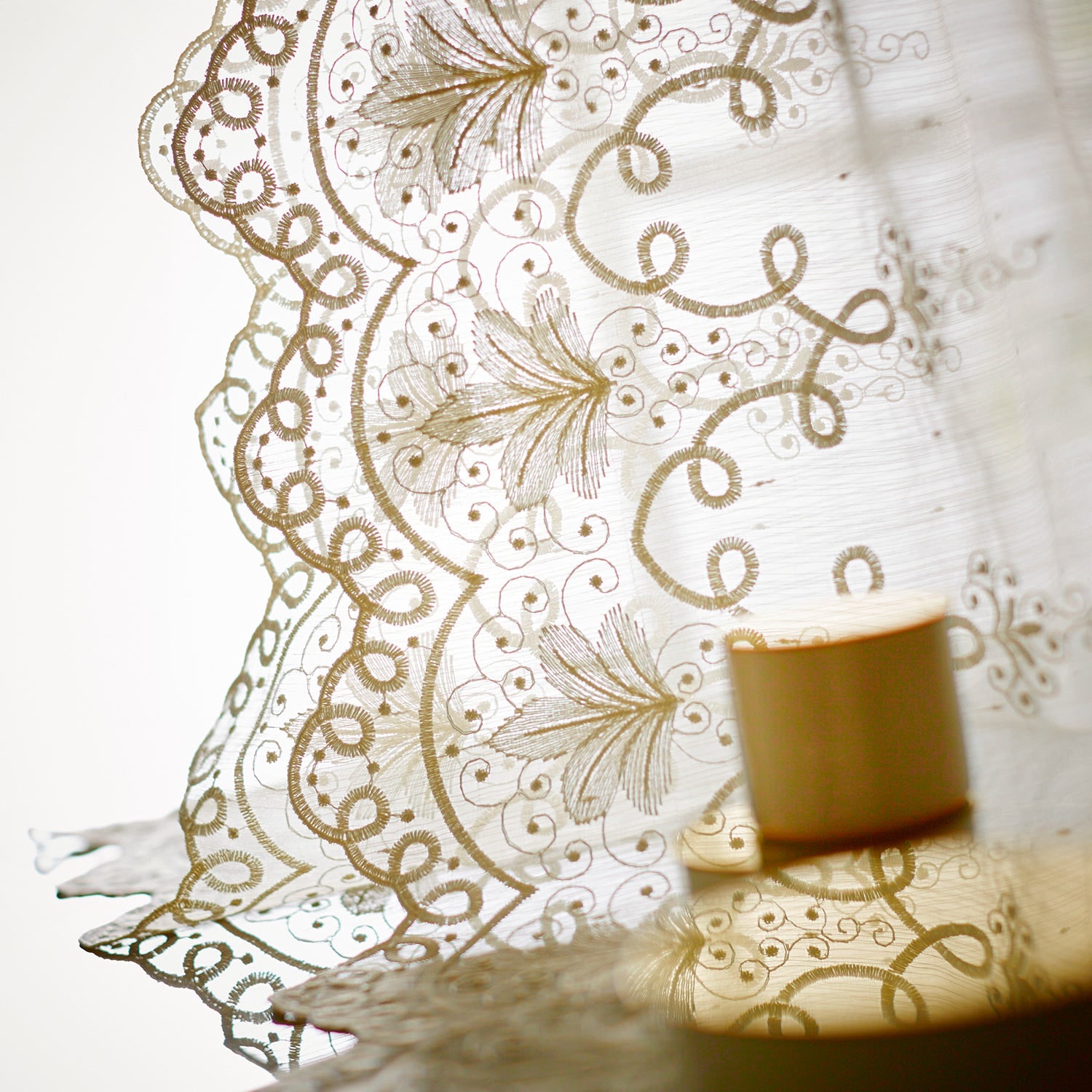 ＜ベルメゾン＞オーナメント柄のトルコ刺繍のカフェカーテン