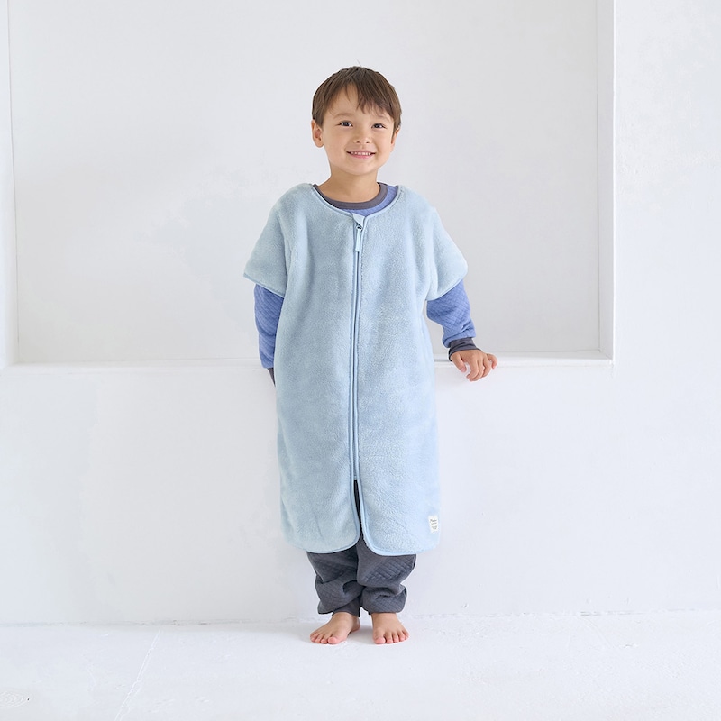 サックスグレー（25年秋冬新色）／モデル身長109cm・100～110サイズ着用