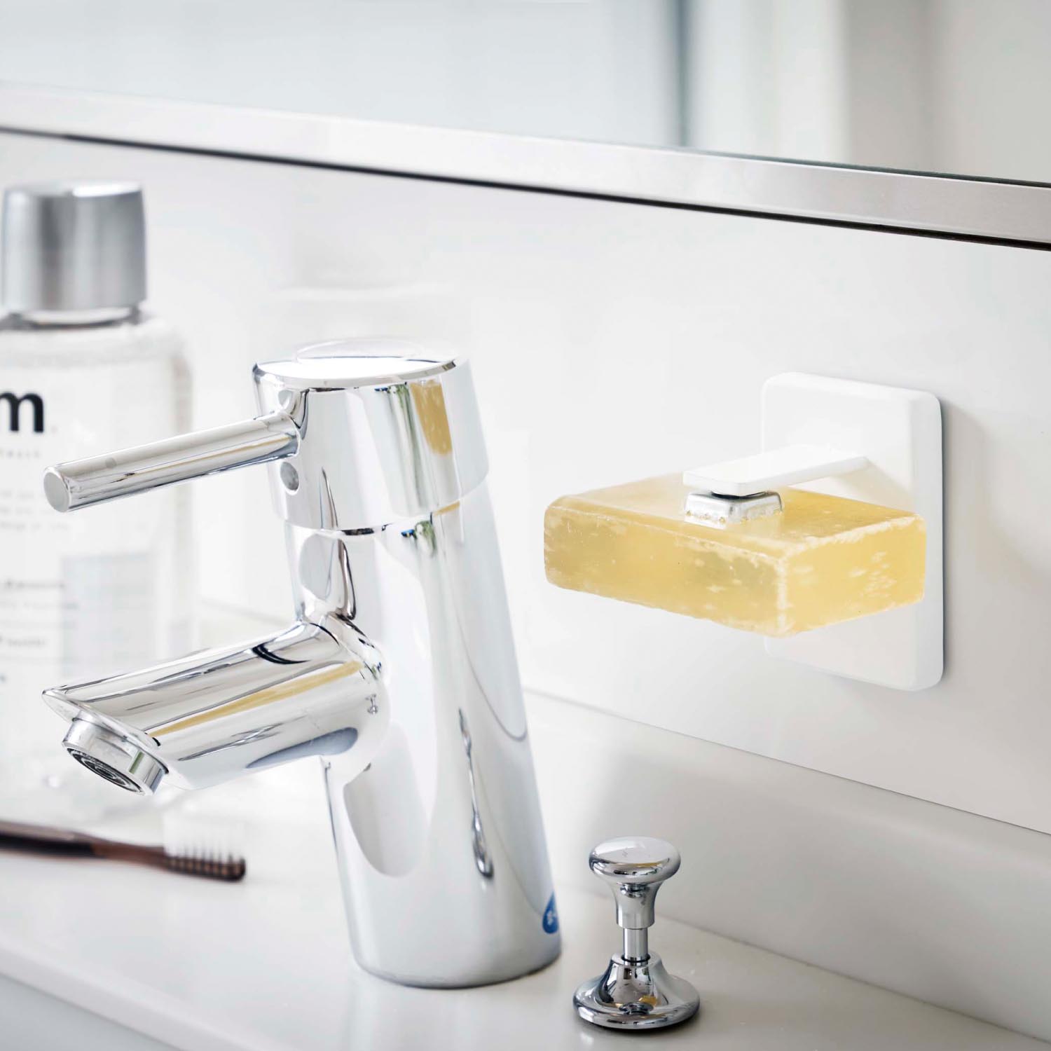 【タワー/tower】吸盤で取り付けられるソープホルダー