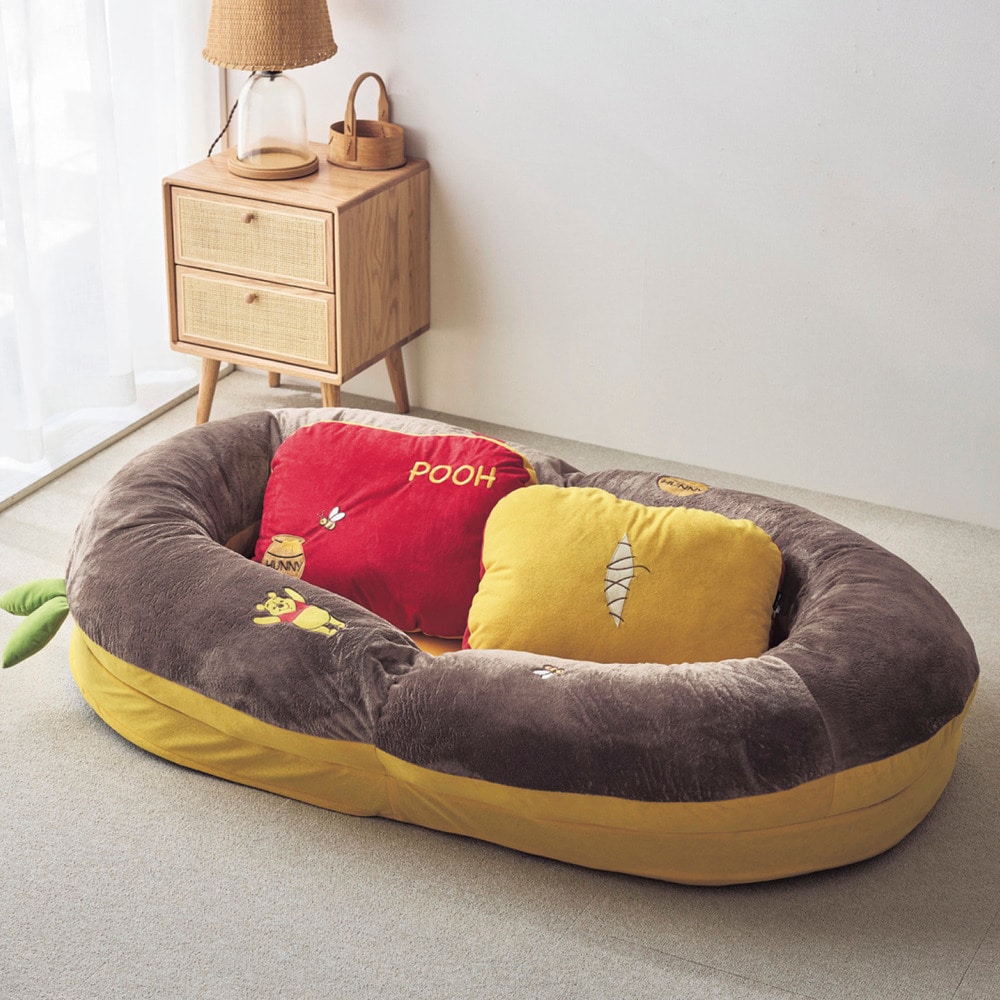 新品★プーさん チェア型クッション　座いす　POOH'S INTERIOR　限定 ディズニー】プーさんに座れちゃう！大胆すぎる衝撃デザインの