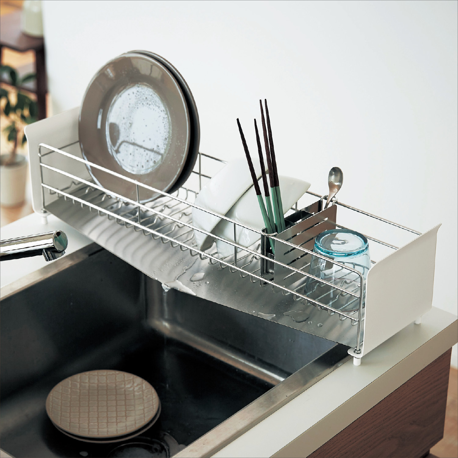 【UtaU/ウタウ】縦でも横でもお皿が置けるスリム水切りかご