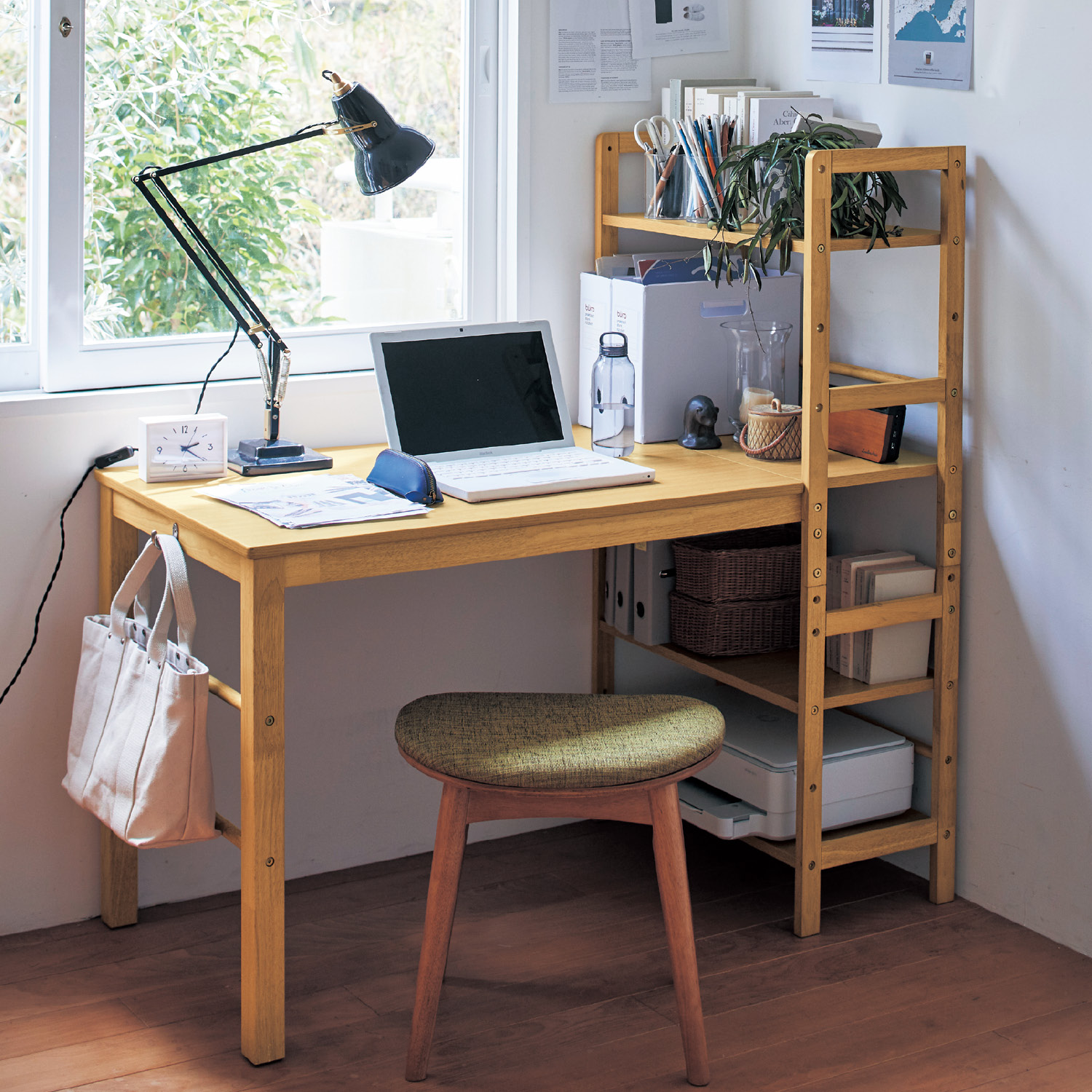 【ベルメゾン】木フレームの棚付きパソコンデスク