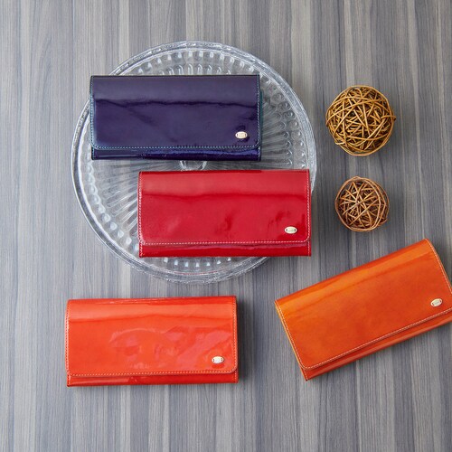 イタリア製エナメルレザーかぶせ長財布／グロッソシリーズ