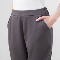 両サイドには便利なポケット付き