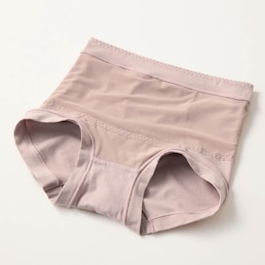 肌あたりやさしい綿95％素材を使用（肌側）