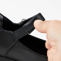 ストラップ付根にゴム入りで足にやさしくフィット