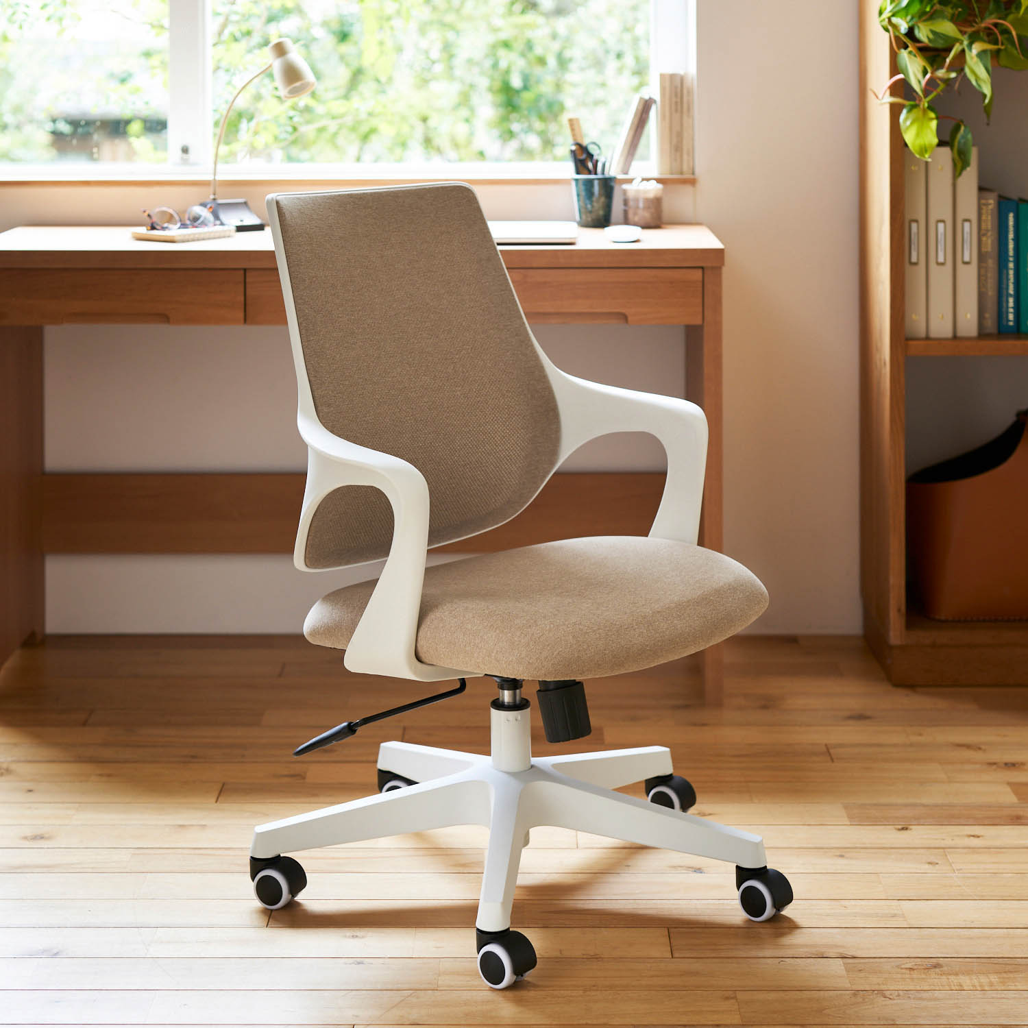 【ベルメゾン】女性の使いやすさにこだわったアーム付き昇降デスクチェア 【選べる6色】 【ベルメゾン】女性の使いやすさにこだわったアーム付き昇降デスクチェア 【選べる6色】