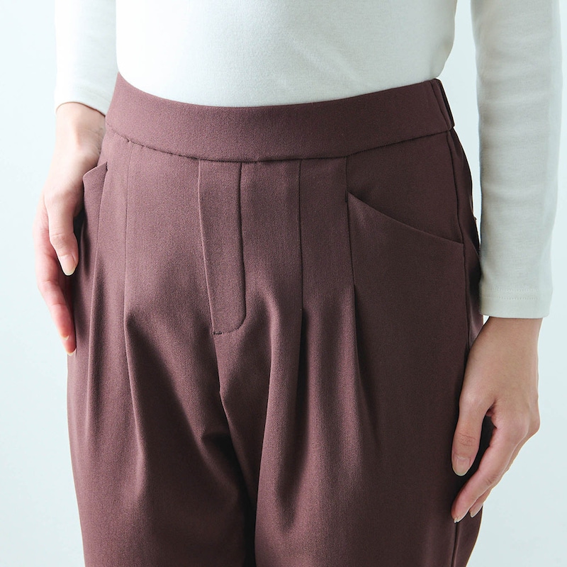 ヒップにゆとりを持たせるツータック仕様