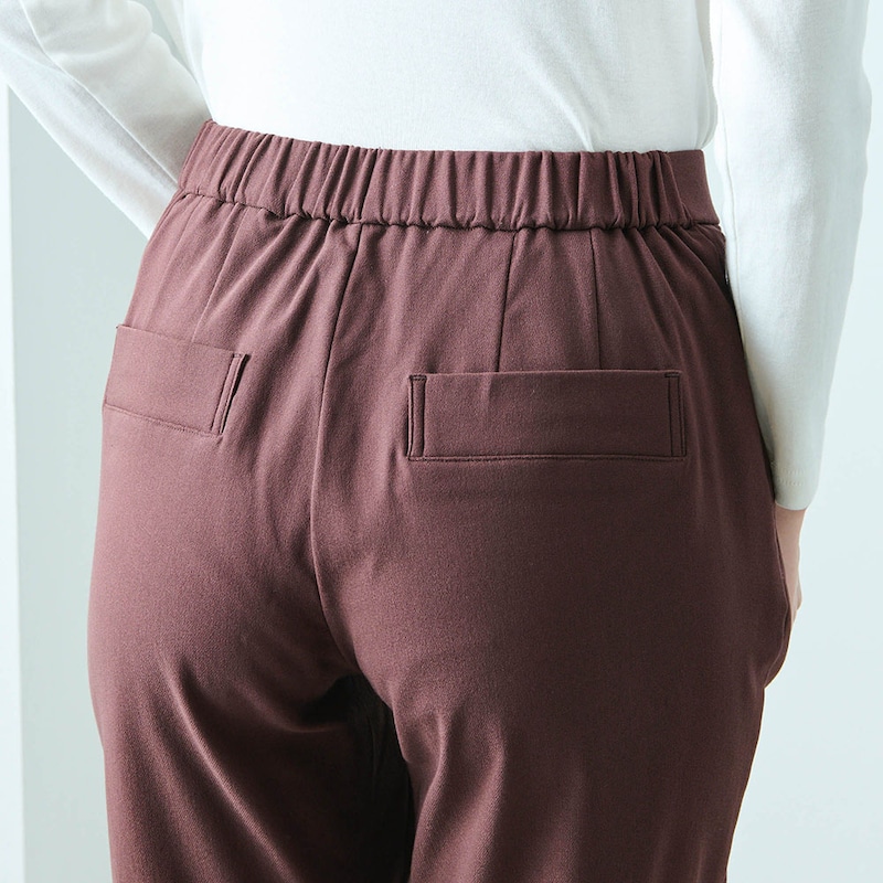 ウエスト総ゴム仕様でラクな着心地