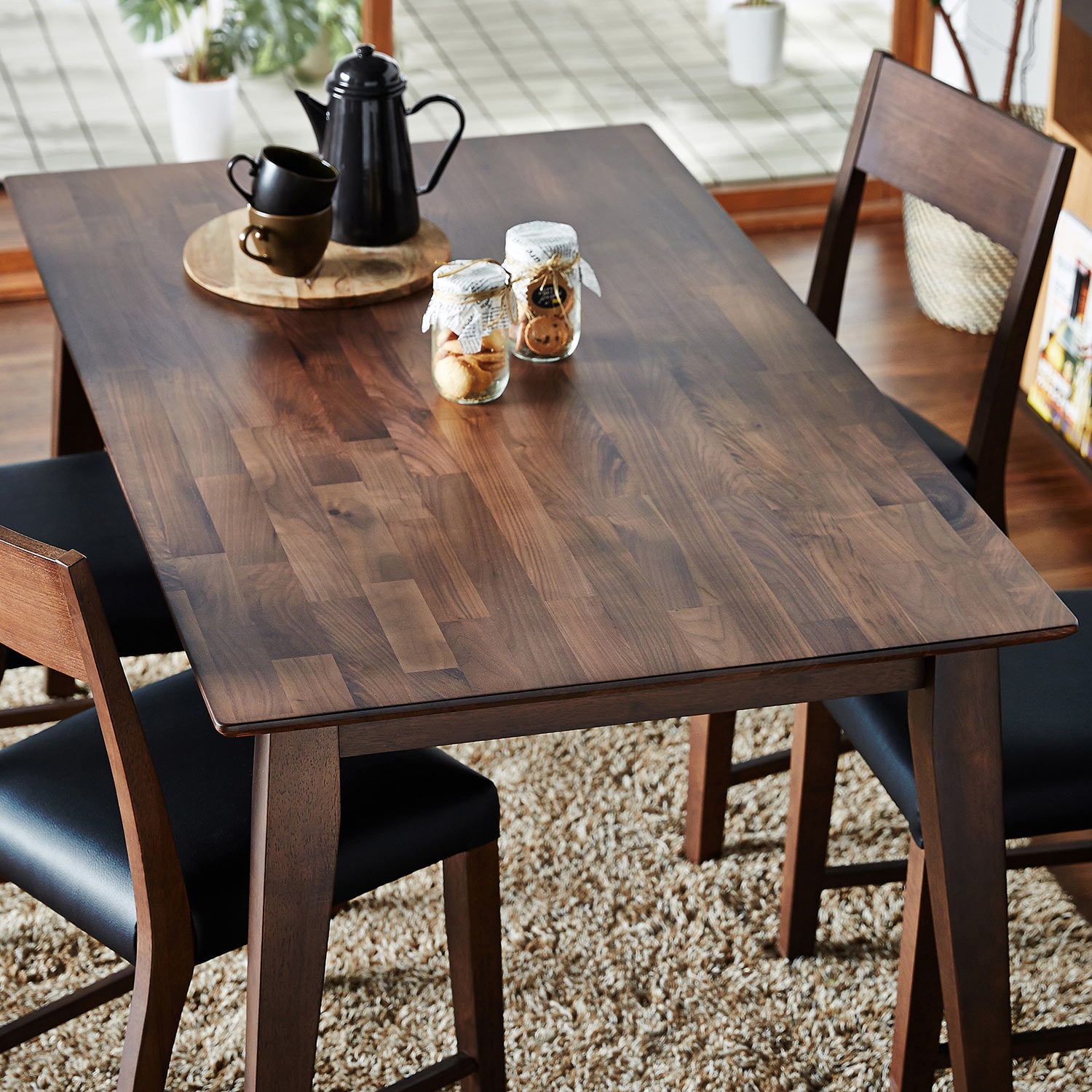 木感の強いウォルナット材のダイニングテーブル