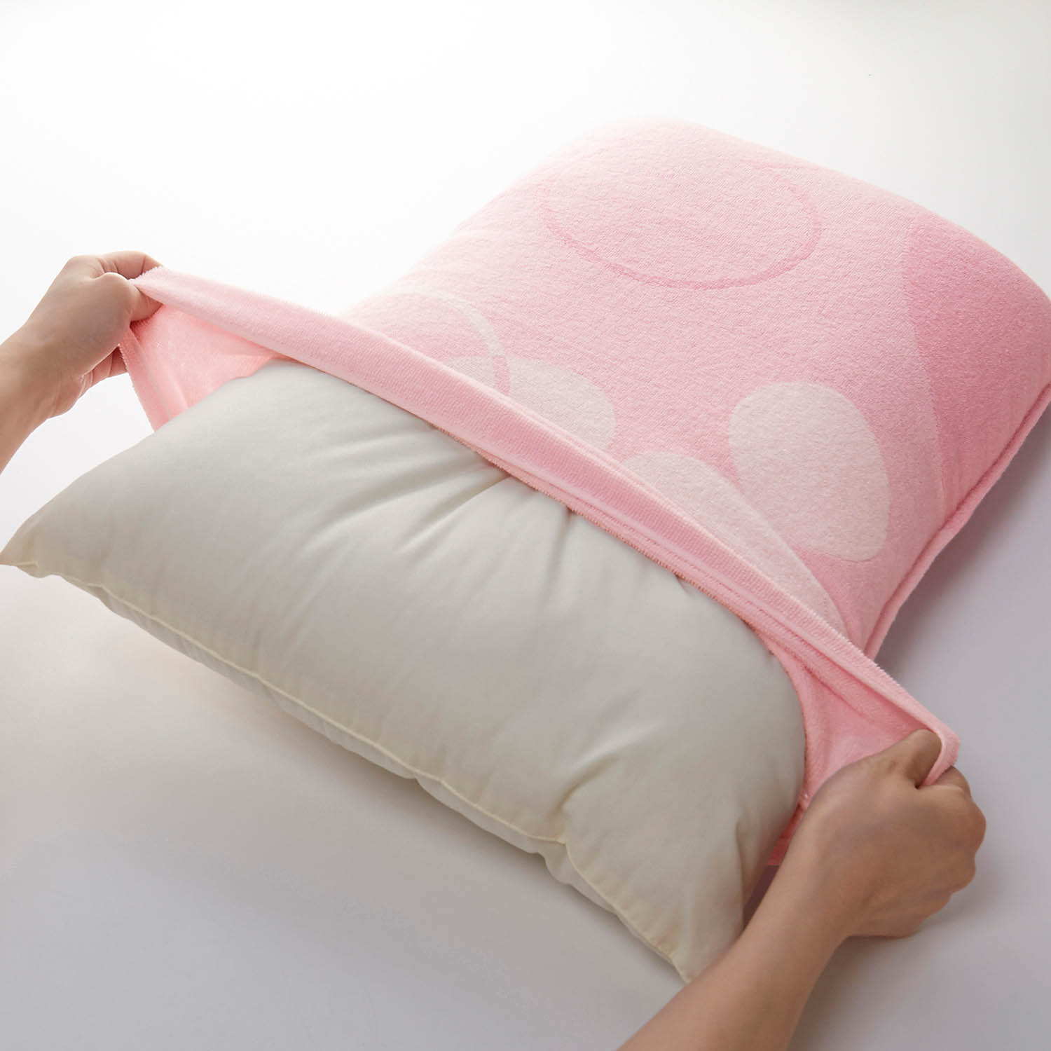 ベルメゾン ディズニー 枕カバー2枚 セット 接触冷感 ひんやり 枕カバー ピローケース 43 63cm ミッキーモチーフ ピンク ー品販売 ベルメゾン ディズニー 枕カバー2枚 セット 接触冷感 ひんやり 枕カバー ピローケース 43 63cm ミッキーモチーフ ピンク ー品販売