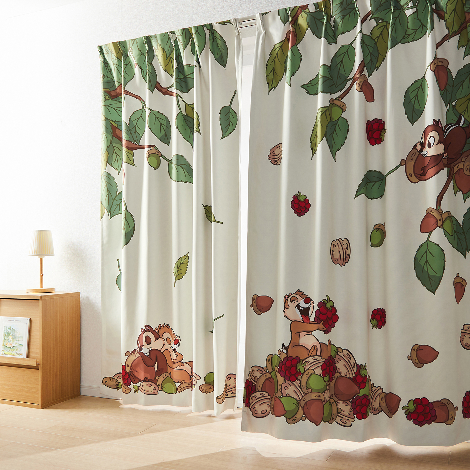 一枚絵のような遮光カーテン「チップ&デール」 <2枚組>(ディズニー/Disney) 一枚絵のような遮光カーテン「チップ&デール」 <2枚組>(ディズニー/Disney)