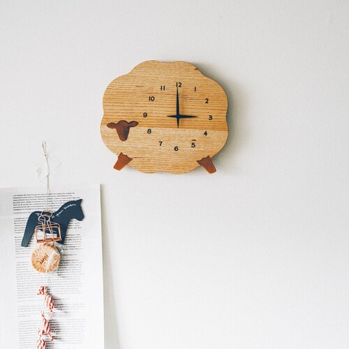 北欧テイストなひつじの木製掛け時計