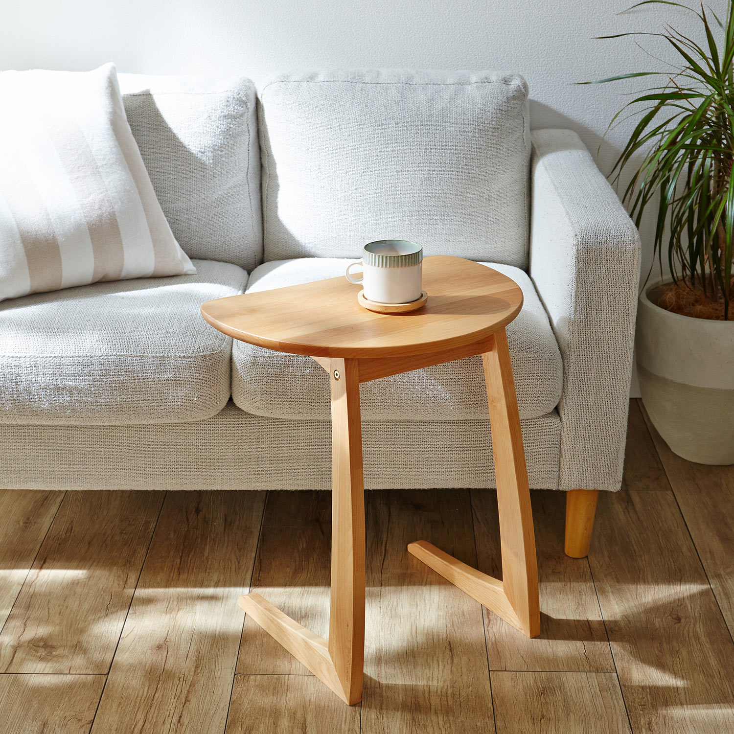 【ベルメゾン】アルダー材を贅沢に使用したサイドテーブル