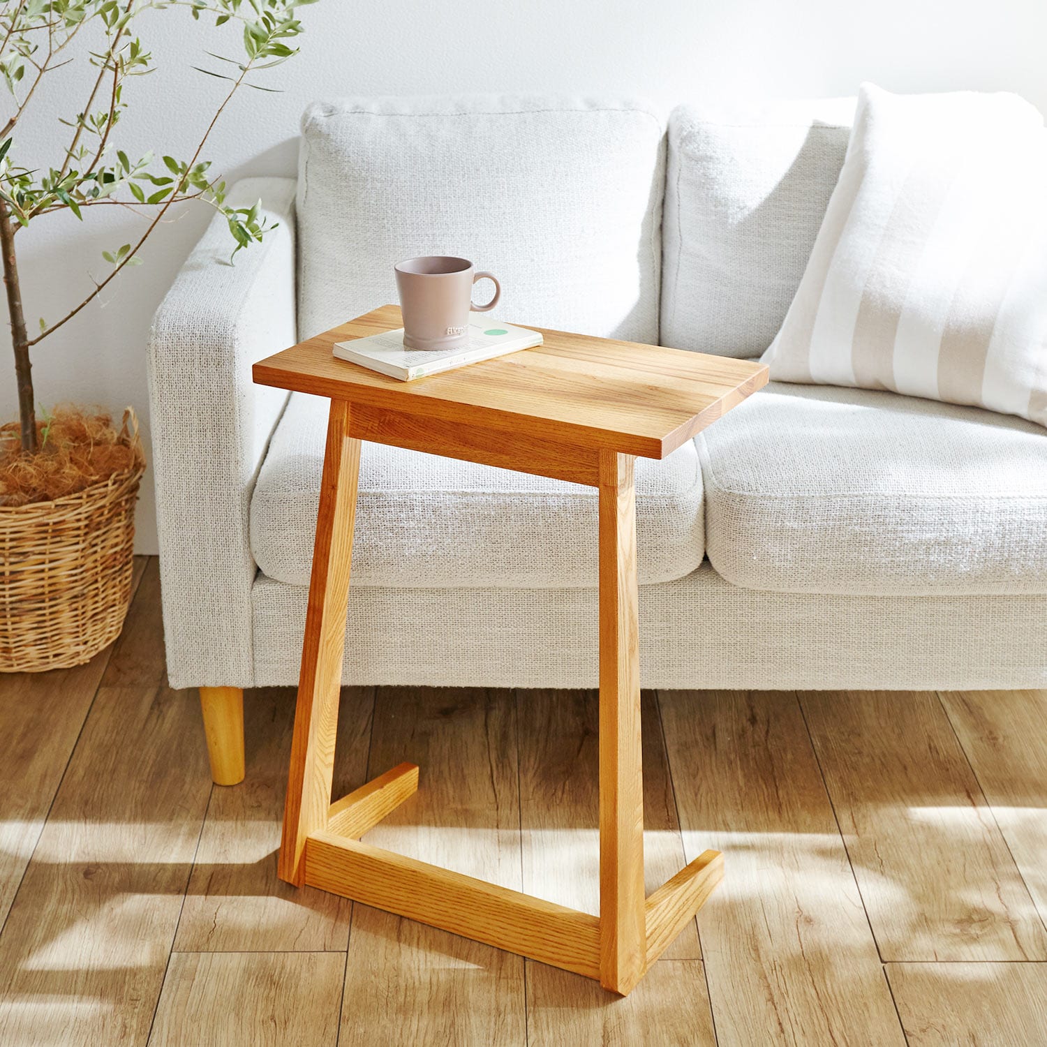 タモ材を贅沢に使用したサイドテーブル（サイドテーブル/リビング