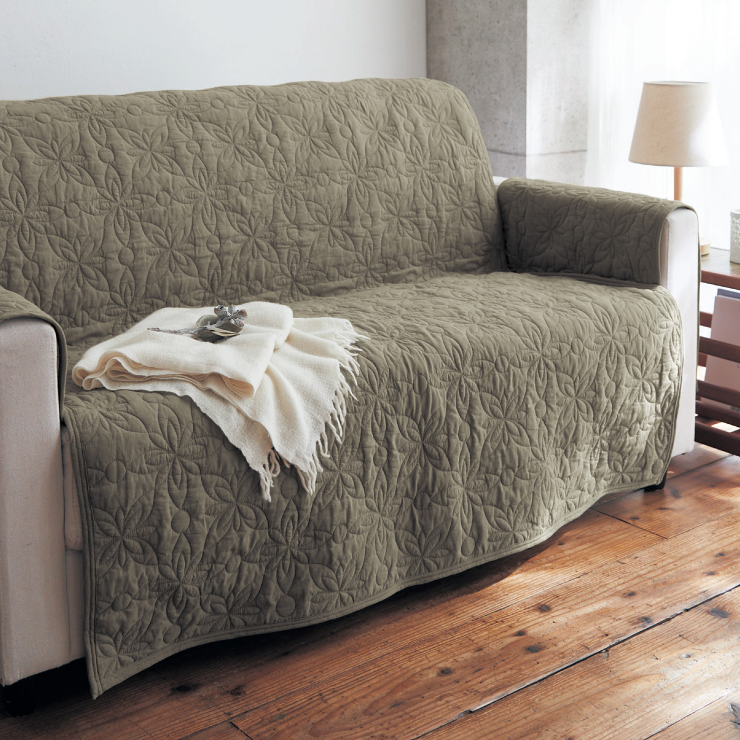 簡単に装着・洗いをかけた綿素材を使ったキルト肘掛け付きソファーカバー 簡単に装着・洗いをかけた綿素材を使ったキルト肘掛け付きソファーカバー