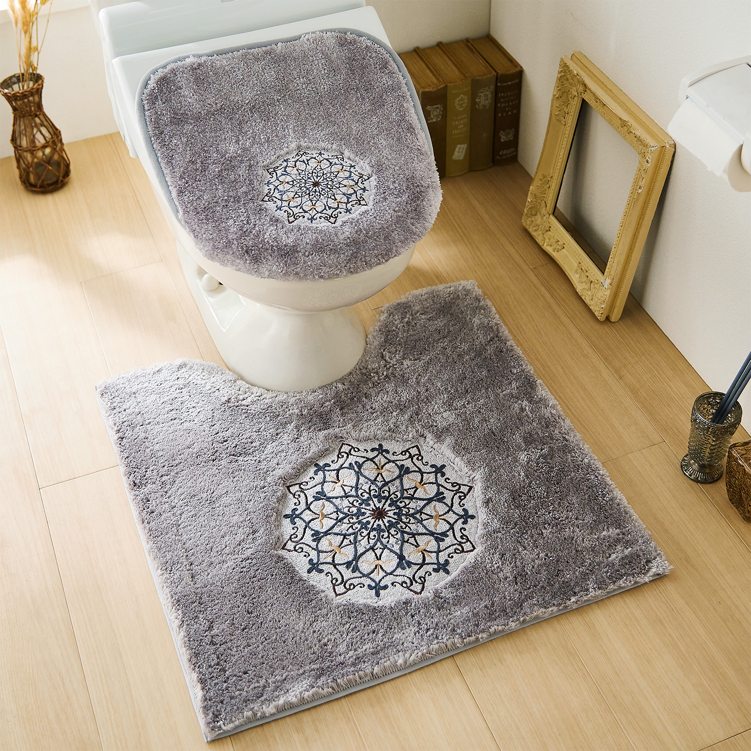 【ベルメゾン】大きな刺繍のモダン柄トイレマット・フタカバー(単品・セット) 【ベルメゾン】大きな刺繍のモダン柄トイレマット・フタカバー(単品・セット)