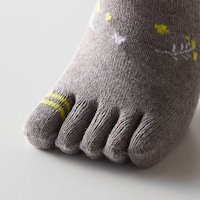 5本指が汗を吸収。抗菌防臭加工でニオイを防ぐ。