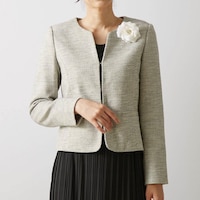 セットのホワイト系のコサージュを合わせて品良く華やかに