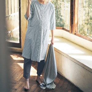 サックス系草花柄／モデル身長165cm・マタニティMサイズ着用