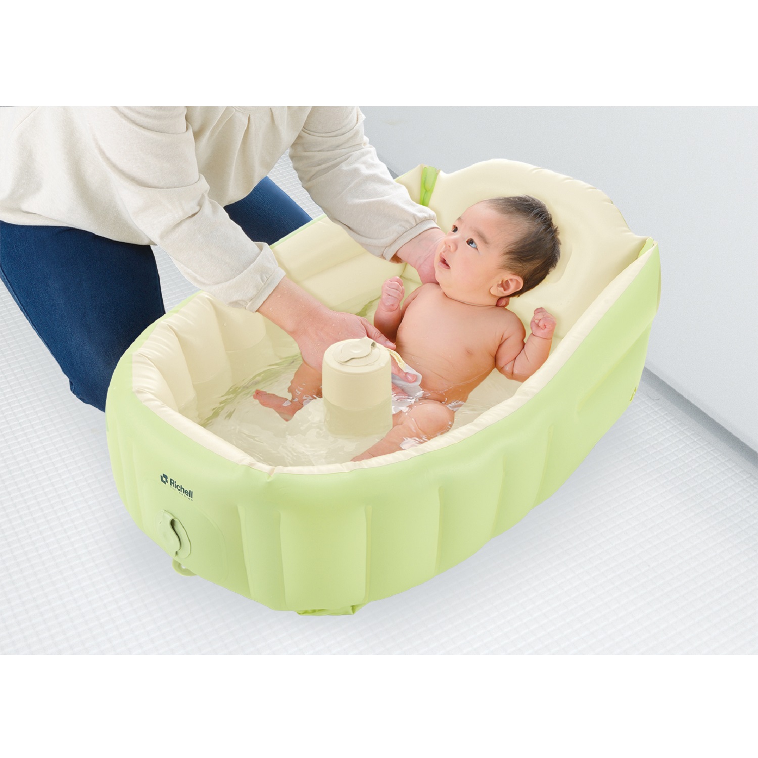 空気で膨らませるふかふかベビーバス プラス リッチェル Richell 通販のベルメゾンネット 空気で膨らませるふかふかベビーバス プラス リッチェル Richell 通販のベルメゾンネット