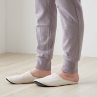 パンツの裾はリブ仕様でずり上がりにくい