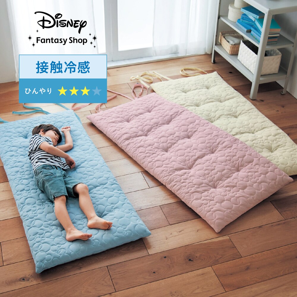 寝心地を考えた固わた入りのごろ寝マット接触冷感素材を使用して夏仕様にチェンジ肌に触れるとより冷たく感じるナイロン素材を100%使用ナイロン素材ならではの光沢となめらかさも魅力ミッキーモチーフ柄のぽこぽ