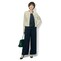 ノーカラージャケット＋ブラウス＋パンツ＋コサージュ着用