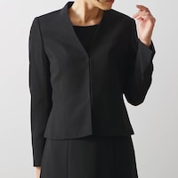 V開きのスタンド襟ですっきりとした印象のノーカラージャケット