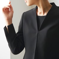 袖口はスリット入り
