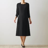 フロントにダーツ入りでキレイなシルエットのワンピース