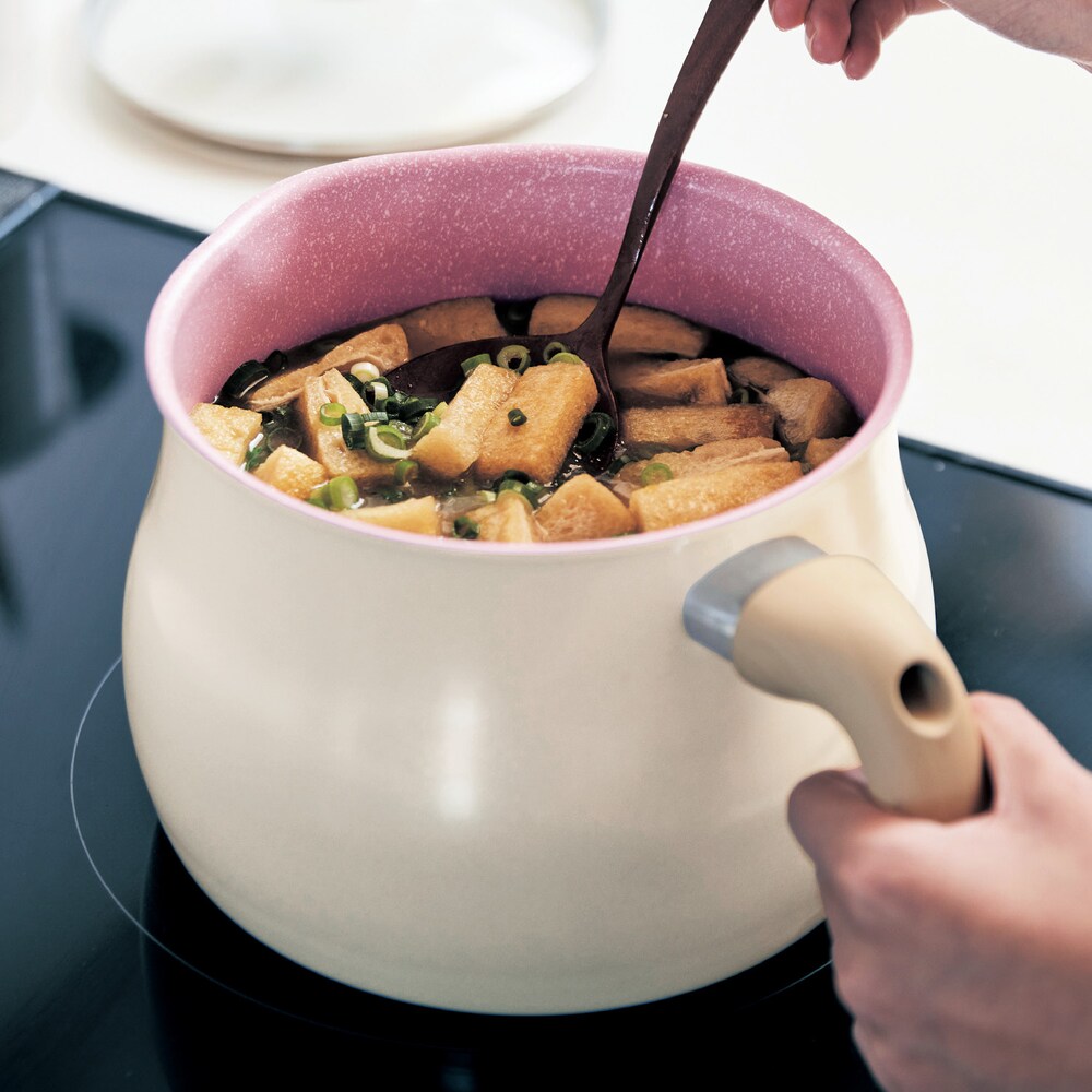 煮る、茹でる、炒める、炊く、揚げる、和える、沸かす、これひとつで7役!内面はピンクマーブルハードコートフッ素加工をほどこしているのでこびりつきにくく、金属ヘラの使用もOKころんとしたフォルムとカラーリ